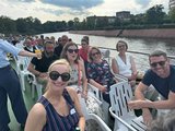 Foto von Sandra Stenger, Vorstandsvorsitzende bbw e. V., inmitten weiterer Teilnehmenden auf dem Oberdeck des Schiffes.