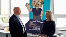 40 Jahre faw und 25 Jahre faw in Cottbus Zwei Personen (links Mann rechts Frau) im Gespräch beim Tag der offenen Tür am Standort Cottbus.