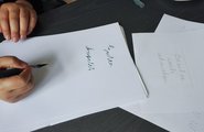 Schreibübungen Kalligraphieprojekt (Jena) Eine Frau führt Schreibübungen aus