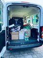 Galeriebild: Blick in einen vollgepackten Transporter mit Sachspenden