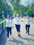 Teaserbild: Drei Läuferinnen beim FAW Wings for Life erreichen das Ziel