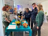 Foto: Drei interessierte Personen informieren sich am faw-Stand.