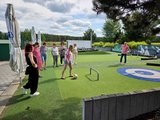 Sommerfest 2026 Mehrere Mitarbeiter beim Fußball-Curling
