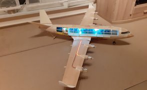 Galeriebild: Modell eines Hybridflugzeugs aus Holz mit Beleuchtung