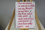 Ausstellungsstück Kalligraphieprojekt (Cottbus) Ein Block mit Schreibübungen auf einer Staffelei