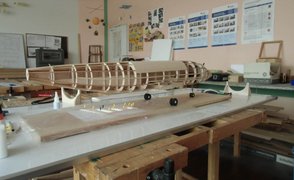 Galeriebild: Modell eines Hybridflugzeugs aus Holz auf dem Werkstatttisch
