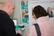 Zwei Personen im Gespräch am Stand der FAW gGmbH auf der Impuls Messe 
