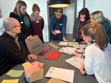 Rico Leonhardt (TTZ Oschatz, Mitte) am Thementisch zum Testverfahren hamet beim RehaDialog der faw in Chemnitz im März 2025
