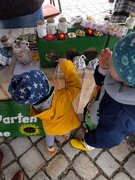 kleine Kinder fühlen und riechen am Kräuterstand beim Themenmarkt in Forst