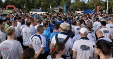 Startblock 16:45 Foto: Vielzahl von Menschen in Sportkleidung am Startpunkt