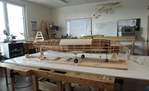Galeriebild: Das Hybridflugzeugmodell aus Holz auf dem Werkstatttisch