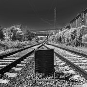 Fotogalerie: Schwarz-Weiß-Foto, Bahngleise mit Stuhl