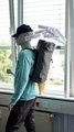 40 Jahre faw und 25 Jahre faw in Cottbus Foto: Schaufensterpuppe mit Rucksack, in dem viele Fähnchen stecken, auf denen verschiedene Probleme Teilnehmender stehen.