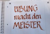 Schreibübungen Kalligraphieprojekt (Cottbus) Ein Block mit den Worten „Übung macht den Meister“ in Kalligrafie