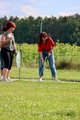 Sommerfest 2026 2 Mitarbeiterinnen beim Minigolf