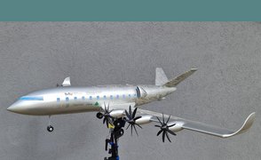 Galeriebild: fertiges Modell des Hybridflugzeugs mit Sponsorenlogos