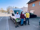 Galeriebild: Drei Personen mit Mundschutz stehen vor einem Transporter