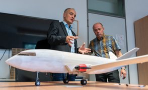 Galeriebild: Zwei Männer begutachten ein Flugzeugmodell