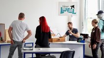 40 Jahre faw und 25 Jahre faw in Cottbus Foto des Jugendbereichs, in dem sich vier Personen über die Angebote von z. B. Next Level informieren.