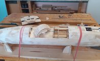 Galeriebild: Das Hybridflugzeugmodell aus Holz auf dem Werkstatttisch