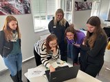 Thementisch zum Therapiesystem RehaCom beim RehaDialog der faw in Chemnitz im März 2025