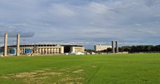 Das weite Berliner Olympiagelände Foto: Große, weite Rasenfläche; im Hintergrund das Olympiastadion
