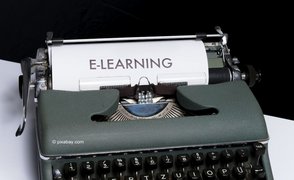 Alte Schreibmaschine, in der ein Blatt mit der Aufschrift e-learning steckt.