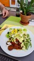 Sommerfest 2026 Foto der kulinarischen Angebote beim Sommerfest. Teller mit Wurst und Salat auf einem Tisch