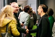 Foto: Gäste und  eine Mitarbeitende unterhalten sich bei der Feier 35 Jahre faw Leipzig