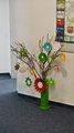 40 Jahre faw und 25 Jahre faw in Cottbus Foto: Vase mit einem gebastelten Strauß aus Ästen mit farbigen Papierblumen, auf denen Maßnahmen der faw Cottbus benannt sind.