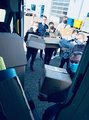 Galeriebild: Mehrere Personen beladen einen Transporter mit Hilfsgütern in Kartons.