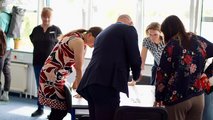 40 Jahre faw und 25 Jahre faw in Cottbus Foto vom Tag der offenen Tür: Mehrere Personen beteiligen sich, um einen Tisch stehend, am Angebot.