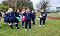Mitarbeiterinnen vom Projekt Jugendhäfen und die Streetworkerin der Stadt Merseburg überraschen die Schülerinnen und Schüler der Abi Abschlussklassen mit Mocktails und der Idee des Wünschebaumes.
