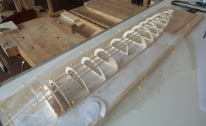 Galeriebild: Das Hybridflugzeugmodell aus Holz auf dem Werkstatttisch