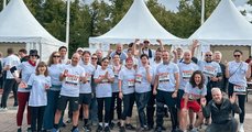 Gruppenfoto vor dem Start Foto: Team von faw und BTZ mit Laufshirt und Startnummer
