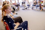 Eugenie Sterk, Servicezentren GuT NRW Foto von Eugenie Sterk und weiteren Teilnehmenden, die auf Stühlen sitzend im Kreis an einer Veranstaltung teilnehmen.