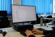 Foto aus der Berufsfelderprobung IT: Ein Teilnehmender am Schreibtisch vor dem PC.