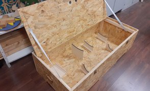 Galeriebild: Transportbox aus Holz für den sicheren Transport von Modell und Zubehör