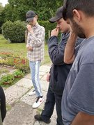 Galeriebild: Mehrere junge Männer riechen an Schnittlauch-Kräutern