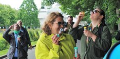 Foto: Mehrere Menschen machen während der Jubiläumsfeier Seifenblasen, es herrscht eine ausgelassene Stimmung.