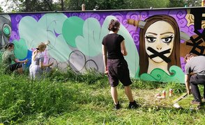 Wand mit Mund Verklebt Graffiti und 3 Personen