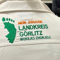 Foto einer Person von hinten, auf deren Hemd der Schriftzug „Mein Zuhause Landkreis Görlitz" steht.