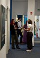 40 Jahre faw und 25 Jahre faw in Cottbus Foto vom Tag der offenen Tür. Zwei Frauen im Gespräch auf dem Gang im Standort Cottbus.