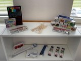 Utensilien Kalligraphieprojekt (Rostock) Stifte, Tinte und weiteres Schreibzubehör stehen in einem Regal