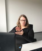 Stefanie Kirste gebärdet für die Online-Sitzung mit Gehörlosen.