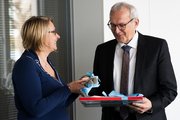 Ivonne Bellen, Projektleiterin faw, überreicht dem scheidenden faw-Projektleiter Manfred-Otto Albrecht ein Präsent
