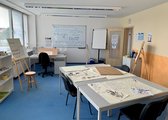 Kursraum Kalligraphieprojekt (Rostock) Ein Kursraum mit Utensilien für Kalligraphie-Übungen