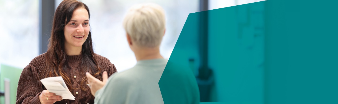 Symbolbild AVGS: Zwei Frauen im Beratungsgespräch