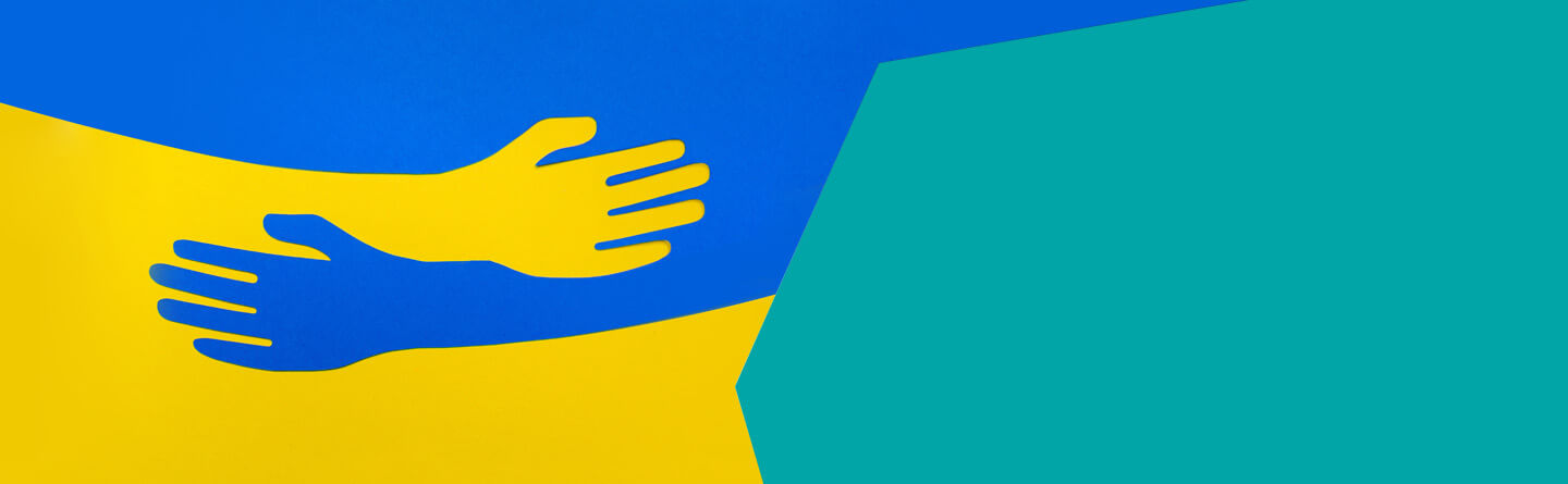 Zwei Hände in gelb und blau in einer Umarmung