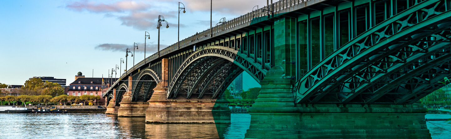 Foto einer Brücke über den Rhein nach Mainz - Standort unserer FAW Akademie